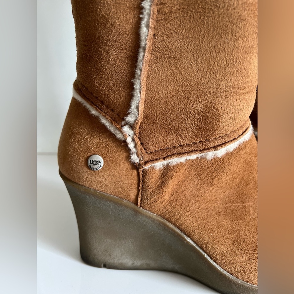 UGGS SIZE 8 - Picture 2 of 6